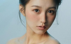 三个男人一起舔我好爽